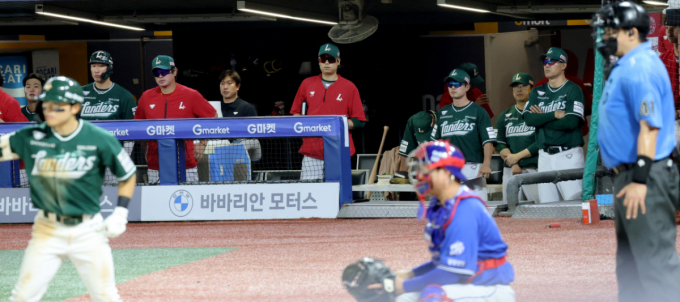 [한번에쓱]7연패에 빠진 랜더스 '9회말 마지막타자 지켜보는' 이숭용 감독
