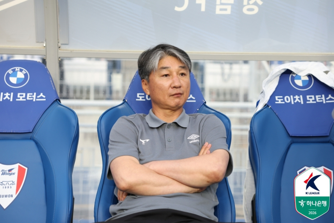 '33분 만에 수원 퇴장→0득점 패배' 전경준 감독 "어떻게든 골 만들어보려 했는데..." [수원 현장]
