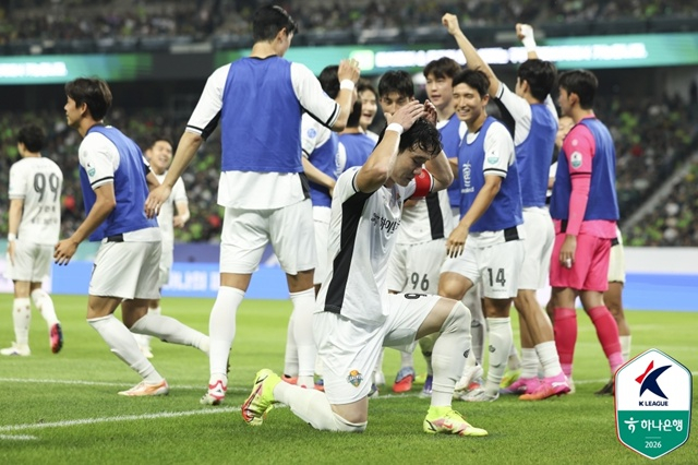 강원 2위 됐다! 전북 원정서 2-1 짜릿승→'3연승+6G 무패'... 2년전 드라마 재현하나 [전주 현장리뷰]