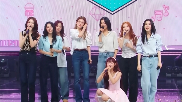 아이오아이, 10주년 활동으로 음악방송 트리플크라운
