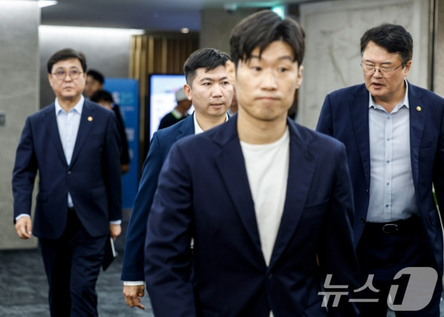 박지성 "축구인들 분발 못해 송구스럽다" K-축구 혁신위서 쇄신 다짐... 실현 가능한 대안 '약속' [올림픽로 현장]
