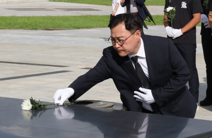 5·18 묘지 찾은 정근식 "배재고 학생들 성찰 중…교육적 회복하겠다"