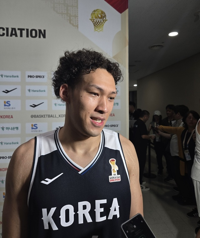 [현장 인터뷰] "일본엔 지기 싫었다" 한일전 파워 덩크 꽂은 다니엘... 사령탑도 극찬한 '그레이트 가이'