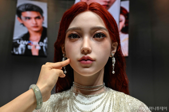 "2억 주고 사는데 하룻밤도 못 버텨"…'아이돌급' 로봇 논란 [IT썰]
