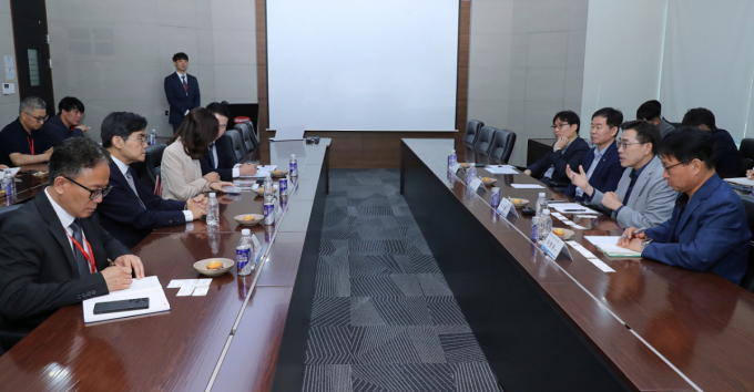 한미약품 찾은 최원용 평택시장 "반도체 이어 미래 바이오 산업 키운다"