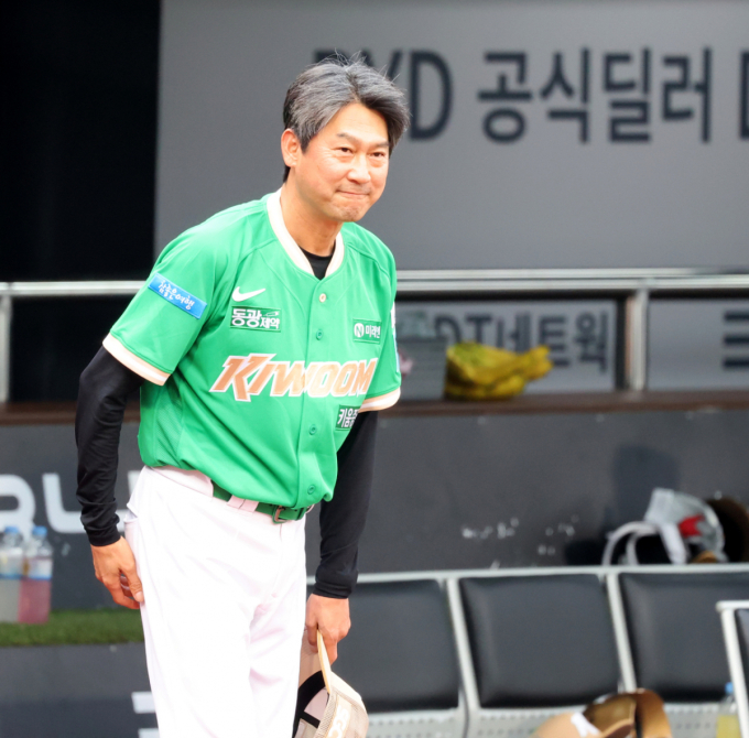 [포토] 전반기 마지막 3연전 준비하는 설종진 감독