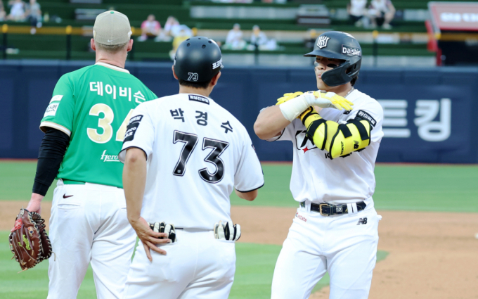[포토] '3회말 안타로 출루한' 안현민