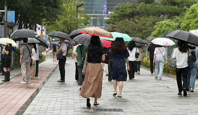 우산 든 만원 지하철, 젖은 바짓단…본격 장마 출근길 "숨 턱턱"