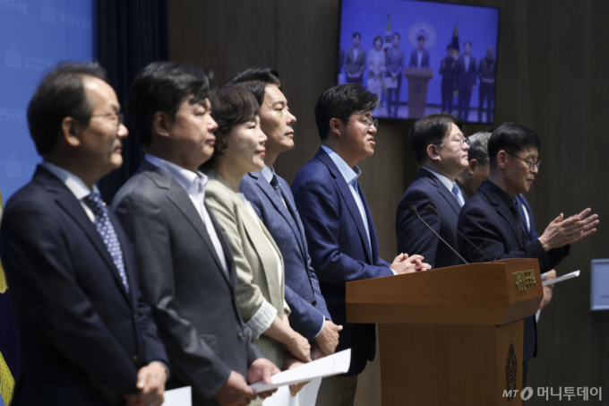 與정무위 "1만명 실직 위기 홈플러스에 쿠팡까지…국힘, 협조하라"