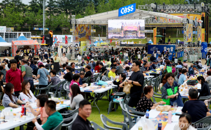 '비주류 사회'에서 여름 축제로 돌파구 찾는 카스 "판매량 50% 늘어"