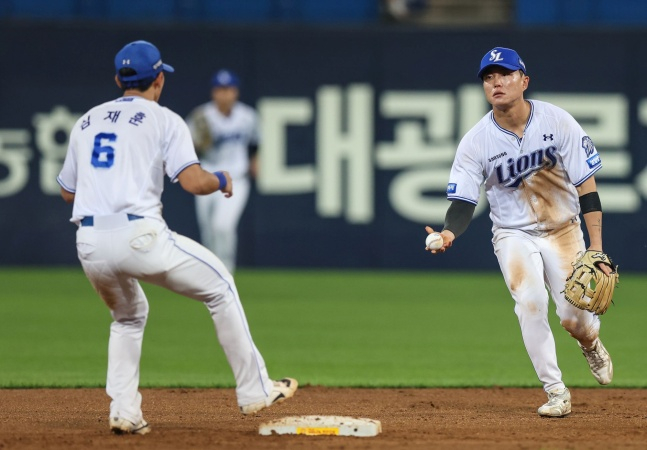 '1루→더그아웃도 버거웠다' 삼성 류지혁 어지럼 증세, 구본혁과 1루 충돌→부상 교체 여파 "계속 상태 지켜본다" [대구 현장]