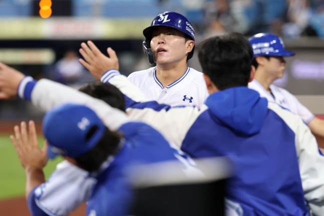 "류지혁 큰 부상 아니길" LG 홍창기, 만점 활약 소감 묻는 말에도 '1루 충돌→병원행' 삼성 베테랑 챙겼다 [대구 현장]