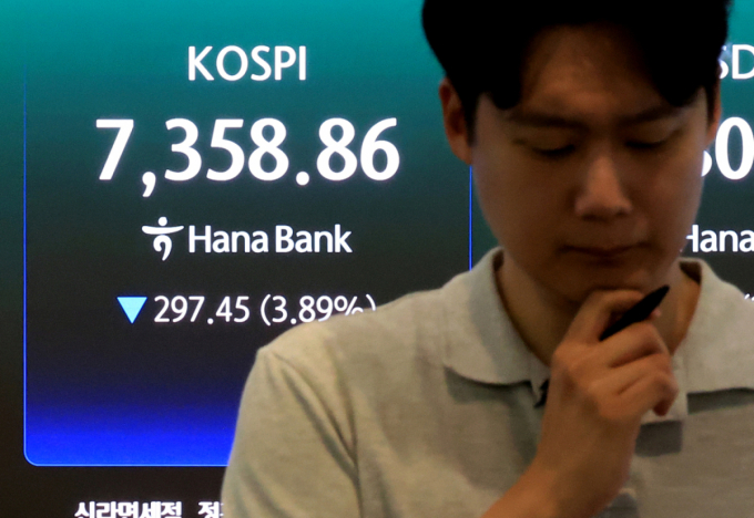 "고점에 물렸어" 비명 커진다...어제 -4.9% 오늘 -5.3% '코스피 급락'