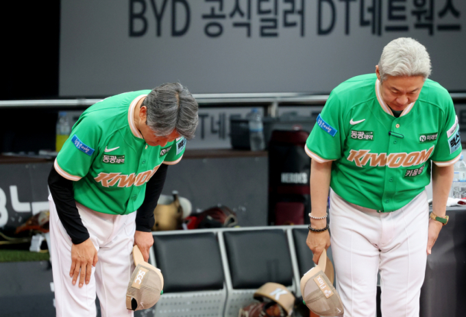 [포토] '인사가 먼저지' 키움 설종진 감독