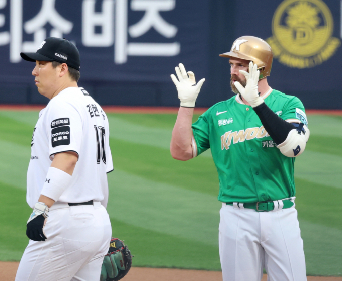 [포토] '1회초 안타신고' 데이비슨