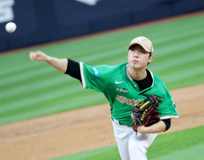 [포토] 더이상의 패배는 싫다!  역투하는 배동현