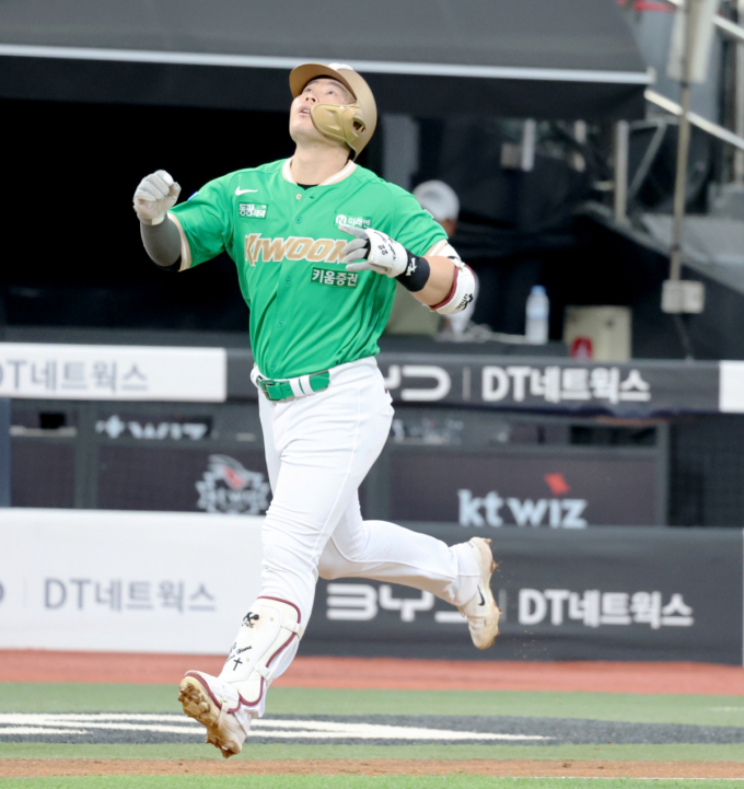 [포토] '3회초 로건 상대로 동점 솔로홈런 터트린' 히우라
