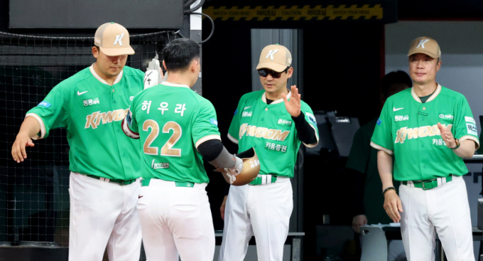 [포토] 설감독도 축하 '3회초 로건 상대로 동점 솔로홈런 터트린' 히우라