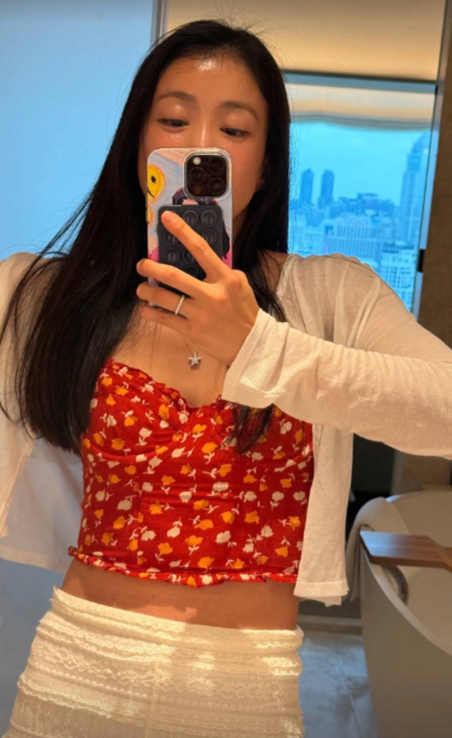 이시영, '납작 복근' 근황 공개…네 번째 손가락 반지 '눈길'