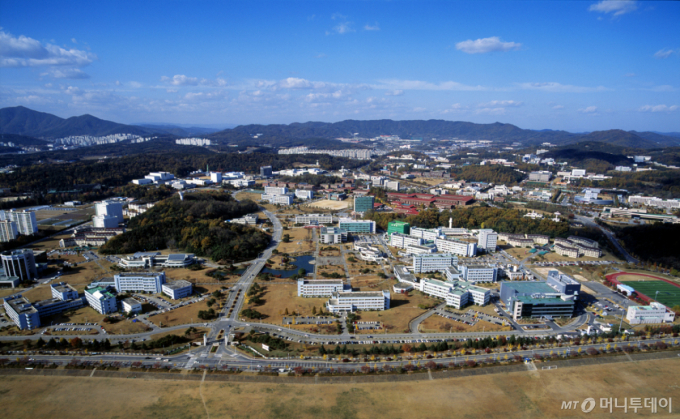 [단독] 첫단추 잘못 낀 NAIS, 두 달째 일터 찾는다
