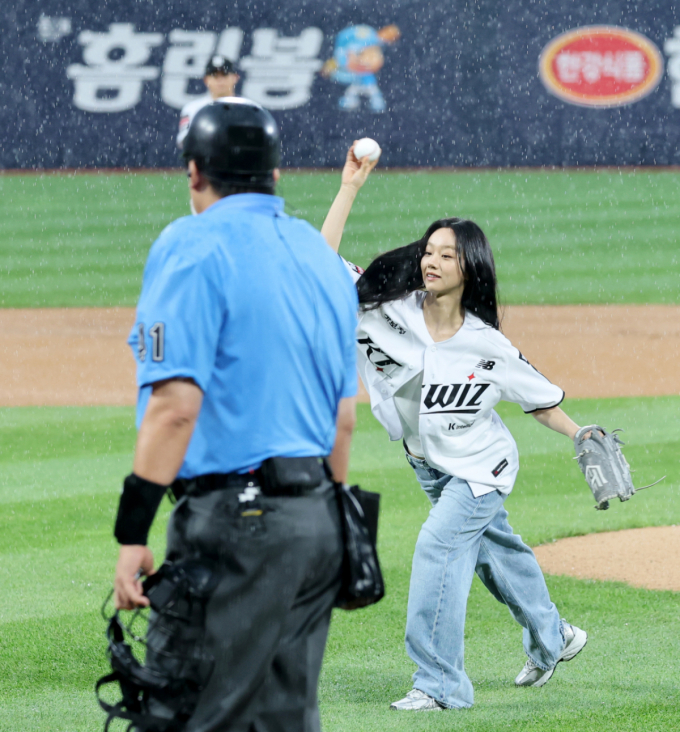 [포토] '폭우속 시구는 처음이지!' KT-키움전 시구나선 혜리와 황인엽