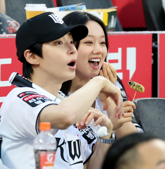 [한번에쓱] '야구직관은 먹방이 안성맞춤이지' 혜리와 황인엽