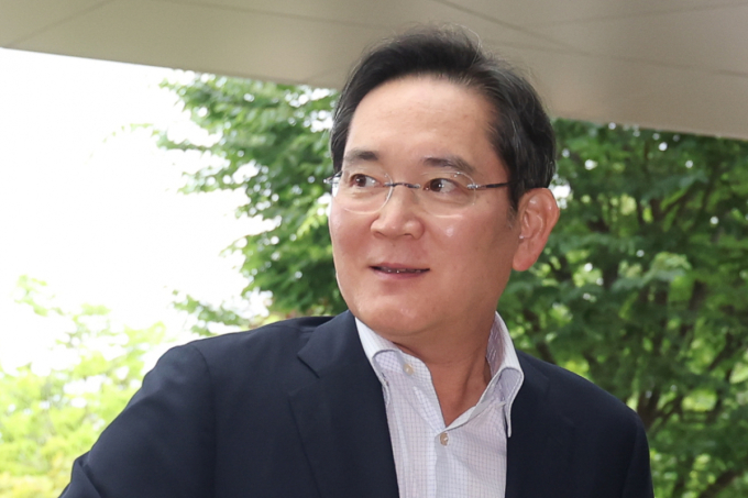 "혼자 삼성 청소부 빈소에" 이재용, 유족 손 잡으며 한 말...미담 재조명