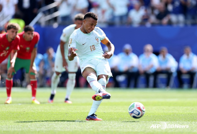 "메시 우승 밀어주기 음모" 음바페, PK '3분 10초' 지연→실축에 프랑스 팬들 '분노'... "아르헨 심판 장난하나?"