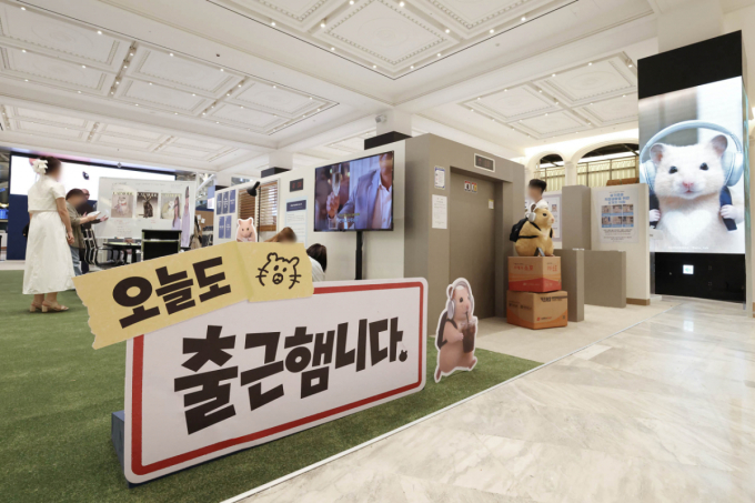 "오늘도 출근햄니다"…신세계百, '정서불안 김햄찌' 팝업 운영