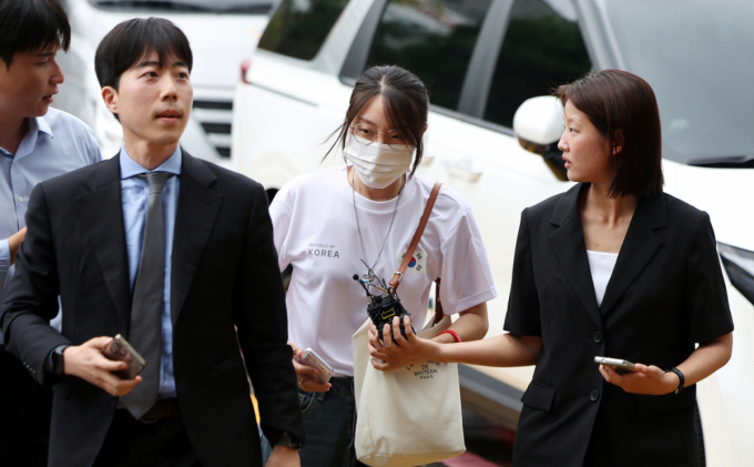 경찰 출석한 올다르크…"자유민주주의 지키려 했다"