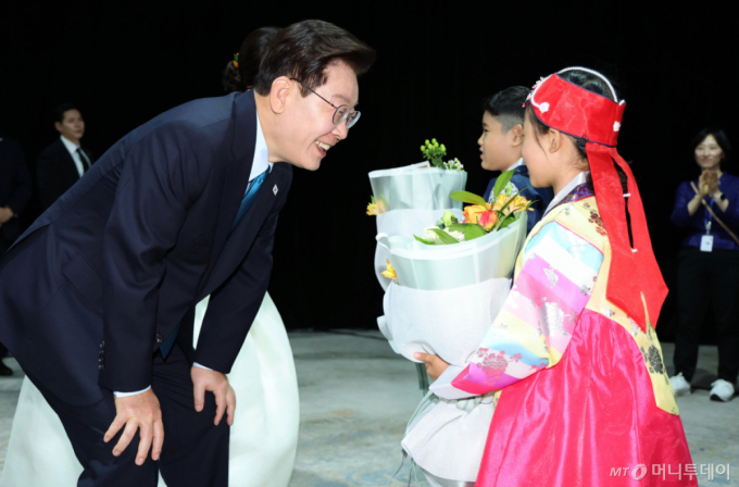 동포 만난 李 "주몽골 대사 보기 어려우면 말씀달라"…좌중 웃음