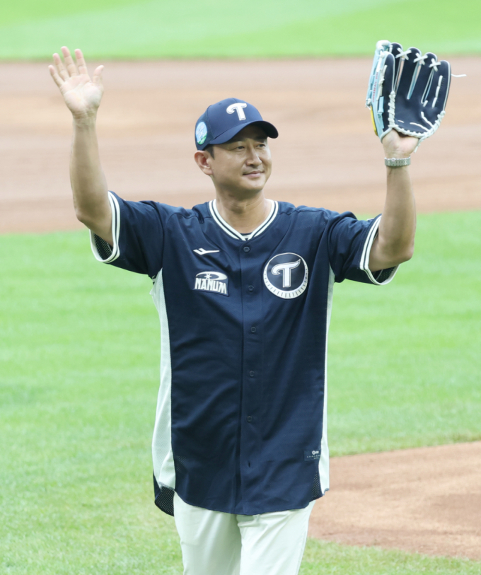 [포토] 박용택 '불꽃야구에서 만나요'
