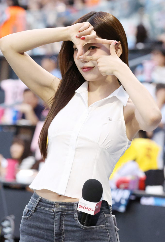 [포토] 조민지 아나, 퓨처스 찰칵 세리머니