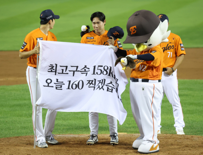 [포토] 원종혁, 도우미 덕에 파이어볼러
