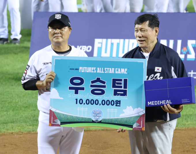 [포토] 김태균 감독 '남부 우승했어요'