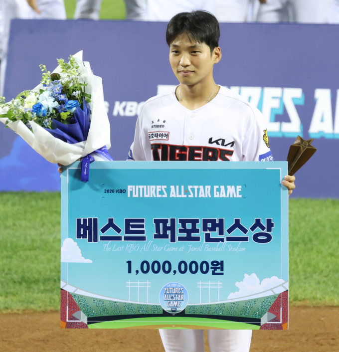 [포토] KIA 엄준현, 베스트퍼포먼스상