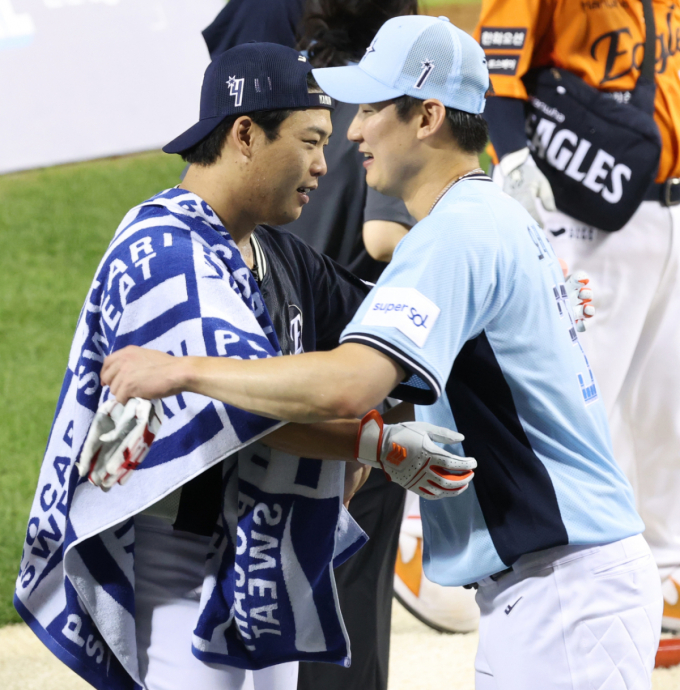 [포토] 홈런킹 강백호, 오태곤과 뜨거운 포옹