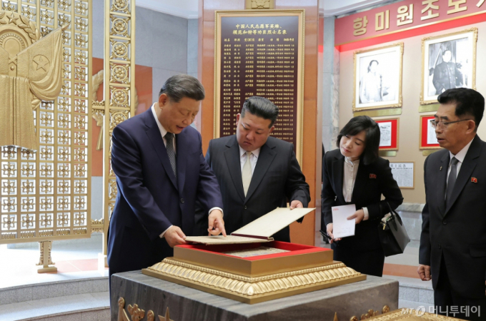 김정은·시진핑, 북중조약 65주년 축전…"가장 강력하고 전략적 관계"