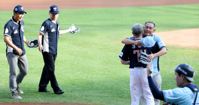 [포토] '잠실이여 영원하라' 박철순, 김용수의 고별전 시구와 김동수, 김경문의 시포