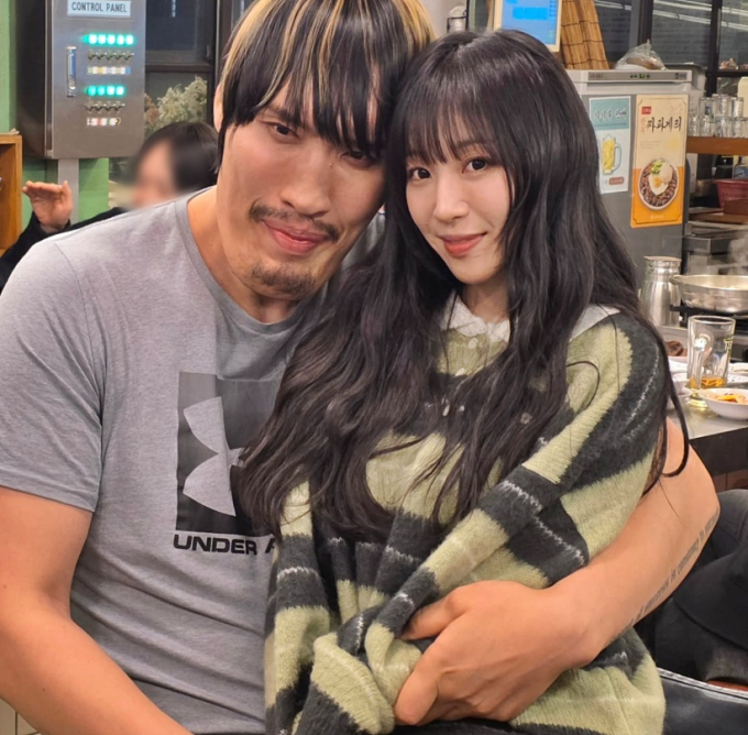 "아빠와 딸인 줄"…쯔양 끌어안은 최홍만, 체격 차이 화제