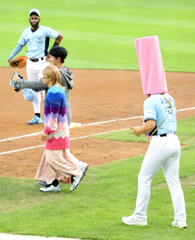 [포토] '오빠 차 샀다!' 퍼포먼스 김건우와 정준재