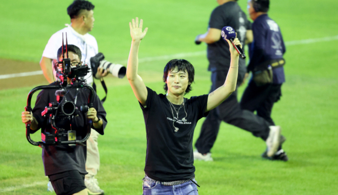 [한번에쓱] '한여름밤의 잠실구장 더 후끈하게 만든' 우즈