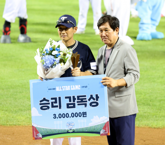 [포토]감독상 수상한 나눔올스타 염경엽 감독