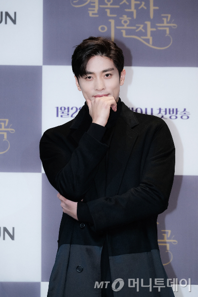'비매너 논란' 성훈, 활동 뜸해지니…틱톡서 라이브 먹방