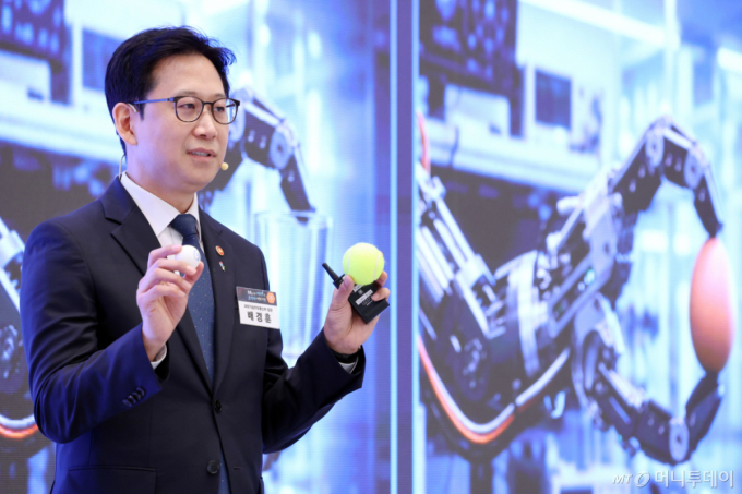 배경훈 부총리 "외산 기술 머물러선 안 돼…국내 AI 환경 더 빨리 구축"