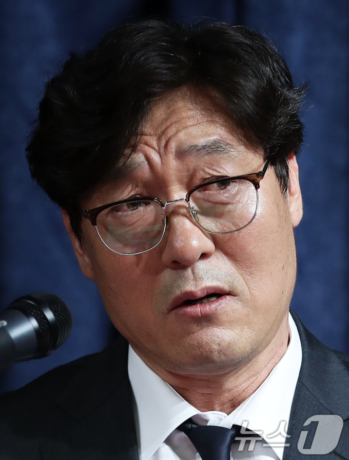 "나가라니까 진짜 나갔네"... '국제 망신' 홍명보 선임 주동자, 도피성 해외 취업 논란→끊이질 않는 '분노 세례'