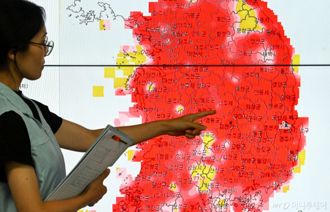 고기압 두겹 이불에 습도 덮쳤다…체감온도 36도 '사우나 폭염'