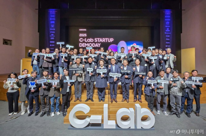 지난해 11월 20일 서울 서초구 삼성전자 서울R&amp;D캠퍼스에서 열린 '2025 C랩 스타트업 데모데이'에서 7기 및 졸업사 스타트업 대표 등 참석자들이 기념촬영을 하고 있다. /사진=삼성전자