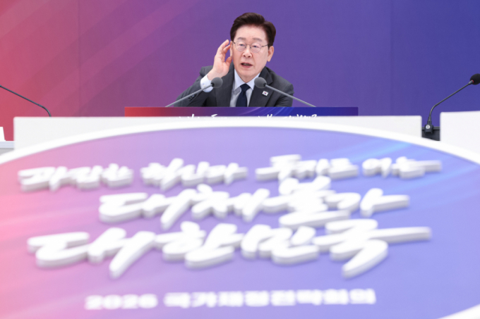 李대통령 "여름 아닐 때 전기차 낮 충전시 공짜로…빨리빨리 하세요"