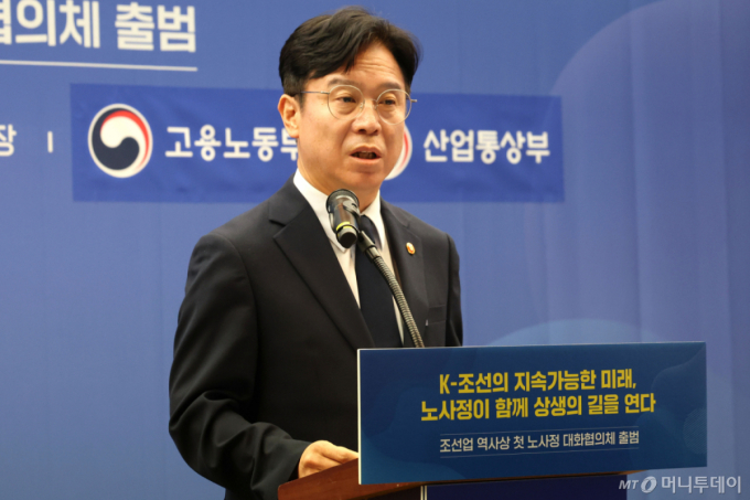 임금 안 깎고 금요일 일찍 퇴근했더니…퇴사 뚝 채용 쑥 '워라밸 기적'